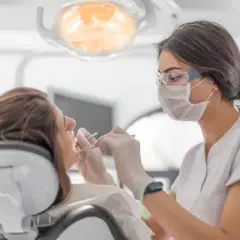 Czy przed wizytą u dentysty można wziąć tabletkę przeciwbólową? Sprawdź ryzyko.