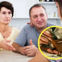 Rodzice rozmawiają o finansach, w tle widać portfel z pieniędzmi. Czy to zapowiedź 13 emerytury 2026? Tabela z wypłatami.