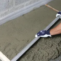 Równanie świeżego betonu na izolacji. Widać tu styrobeton, a nie styropian, który jest pod nim.