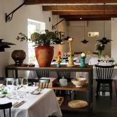 Vackert dukade bord på Karnelunds Gård med rustika detaljer och en varm atmosfär.