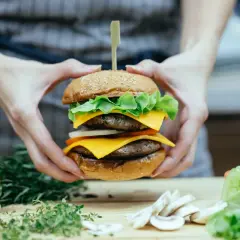 Kaloryczność burgera: od 250 do 1200 kcal? Sprawdź, od czego zależy!