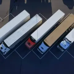 Ciężarówki zaparkowane na placu. Dzienny czas pracy kierowcy 15 godzin, to wyzwanie dla każdego kierowcy.