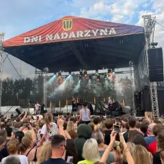Koncert na Dniach Nadarzyna. Tłum bawi się przy muzyce, a na scenie występują artyści. Ciekawe, ile skolim bierze za taki koncert!