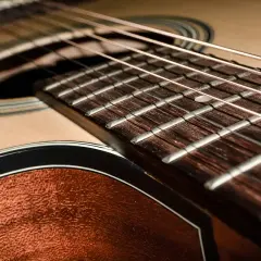 Gitara w samolocie: Bezpieczny lot z instrumentem? Sprawdź!