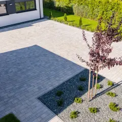 Jaki kolor kostki na podjazd? Dopasuj do domu i zapomnij o plamach!