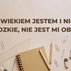Zeszyt, ołówki, linijka i spinacze na jasnym tle. Napis: "Człowiekiem jestem i nic, co ludzkie, nie jest mi obce".