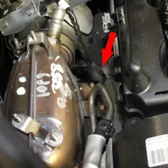 Flèche rouge indique le chemin vers où se trouve le filtre à particules, près du turbo.