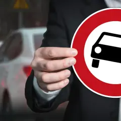 Zabrane prawo jazdy na 3 lata co dalej? Znak zakazu wjazdu samochodów i stojące w korku auta symbolizują trudną sytuację kierowcy.