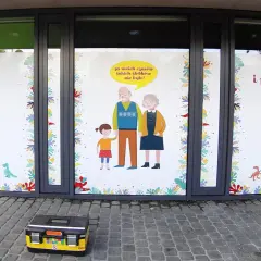 Druk na folii samoprzylepnej: Wybierz idealną folię i technologię!