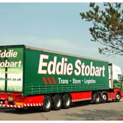Ein Eddie Stobart Sattelzug, ein typisches Beispiel für was ist ein Sattelzug, fährt auf einer Straße.