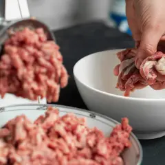 Mielenie serc drobiowych na karmę dla psa.