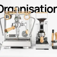 Hochwertige Espresso-Maschine und Mühle auf einer stilvollen Barista Ecke. Perfekt für Kaffeeliebhaber.