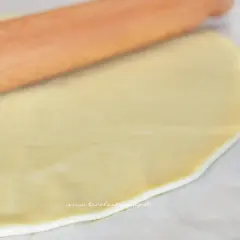 Stesura della pasta brise con un mattarello. L'olio rende l'impasto elastico e facile da lavorare per creare torte salate o dolci.