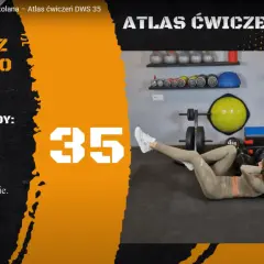 Kobieta wykonuje spięcia brzucha leżąc z rotacją do kolana. Ćwiczenie numer 35 z Atlasu Ćwiczeń.