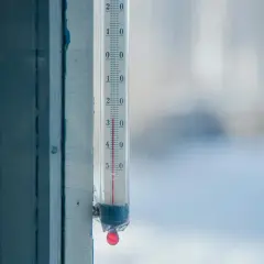 Termometr pokazuje -3°C. Czy to odpowiednie jakie ciśnienie na ryby, by wybrać się na zimowe wędkowanie?