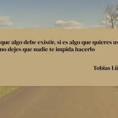 Un camino se abre hacia un paisaje verde, invitando al optimismo. Frases positivas de la vida como esta de Tobias Lütke inspiran a perseguir tus sueños.