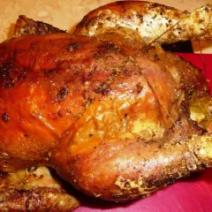 Un appétissant poulet rôti, doré et croustillant, prêt à être dégusté.