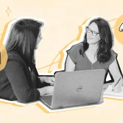 Dos mujeres revisan un contrato de trabajo online. Una escribe en una tableta mientras la otra mira un portátil. Un icono de maletín y un apretón de manos simbolizan el acuerdo.