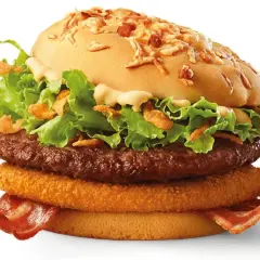Apetyczny burger z chrupiącym bekonem, soczystą wołowiną i chrupiącą cebulką. Prawdziwy drwal kcal!