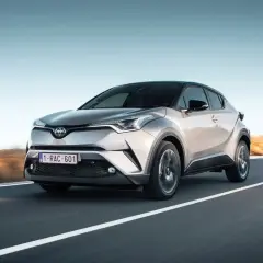 Srebrna Toyota C-HR na drodze. Wiele osób szuka toyota chr opinie, by poznać ten model.