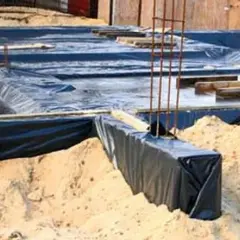 Czy można zostawić odkryte fundamenty na zimę? Uniknij kosztownych szkód