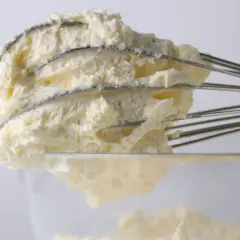 Puszysty, prosty krem z mascarpone bez śmietany, gotowy do użycia. Idealny do deserów.
