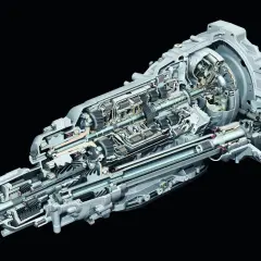 Sezione interna di un cambio Tiptronic Audi, mostrando ingranaggi complessi e componenti meccanici.