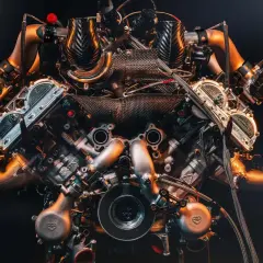 Potente motor de 12 cilindros con turbos y detalles en fibra de carbono, listo para desatar su furia.