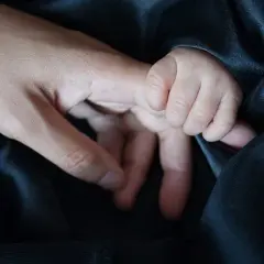 Ile bierze opiekunka do dziecka za godzinę? Sprawdź ceny i fakty