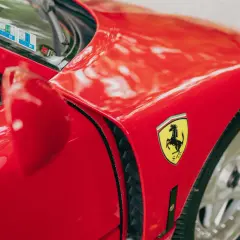 Jak wygląda znaczek Ferrari? Odkryj jego symbolikę i historię