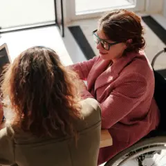 Najlepsze wózki inwalidzkie dla osób starszych – jak wybrać idealny?