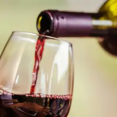 Rotwein wird in ein Glas gegossen. Für Menschen mit Histaminintoleranz ist eine **Histamin Wein Tabelle** hilfreich, um verträgliche Sorten zu finden.