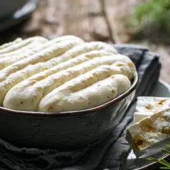Crema torrone soffice in ciotola, con pezzi di torrone alle nocciole accanto.