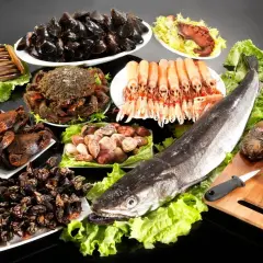 Abundante mesa de mariscos gallegos: ostras, navajas, mejillones, gambas, pulpo, nécoras, centollo y pescado fresco.