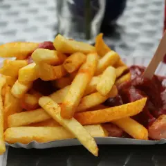 Chrupiące frytki z sosem i kiełbaską, wyglądają jak pyszne frytki po wietnamsku.