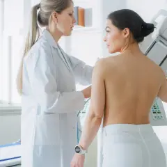 Lekarka przygotowuje pacjentkę do mammografii. Wynik badania BIRADS 3 wymaga dalszej obserwacji.