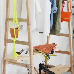 Étagère à vêtements DIY, un dressing fait maison pas cher avec des plantes suspendues et des chaussures.