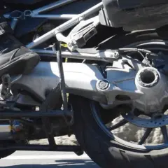 Detalle de la rueda trasera y el basculante de motos con cardan. Se aprecia el disco de freno y el eje de transmisión.