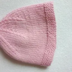 Cappellino bimba ai ferri rosa, con spiegazioni per realizzarlo. Morbido e caldo, perfetto per le piccole.
