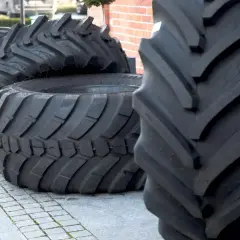 Duże, nowe opony rolnicze czekają na montaż. Skorzystaj z promocji: darmowa utylizacja opon!