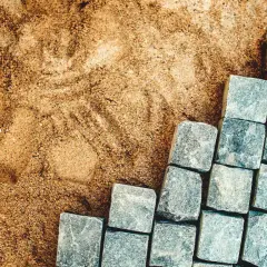 Jaki cement na podsypkę pod kostkę? Wybierz najlepszy dla trwałej nawierzchni!