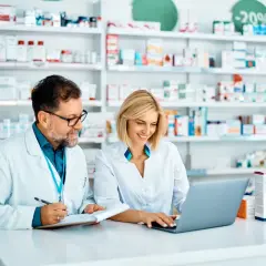 Zarobki farmaceuty w laboratorium: czy to lepsza opcja niż apteka?