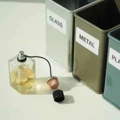 Gdzie wyrzucić flakon po perfumach? Szkło, plastik, resztki.