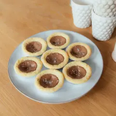 Små chokladbakelser med flingsalt, perfekta för ett dumlekakor recept. Serveras på en ljusblå tallrik.