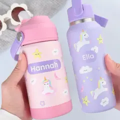 Zwei personalisierte Trinkflaschen für Kinder, eine pink mit "Hannah", die andere lila mit "Ella". Perfekt als beste Trinkflasche Kinder.