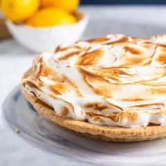 Tarte au citron avec une meringue dorée et aérienne, parfaite pour une recette de meringue réussie.