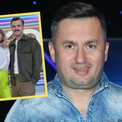 Uśmiechnięty mężczyzna w dżinsowej koszuli, obok w ramce para, która nagrywa Koło Fortuny.