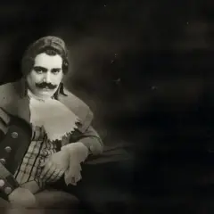 Ritratto di Enrico Caruso, la cui causa morte è ancora oggetto di dibattito. Indossa un costume d'epoca con baffi imponenti.