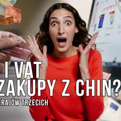 Zaskoczona kobieta i pieniądze w powietrzu. Czy wiesz, co to cło i VAT na zakupy z Chin?