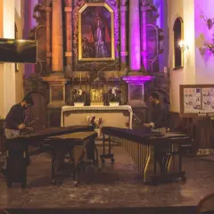 Koncert marimbowy podczas festiwalu muzyki klasycznej w Solcu nad Wisłą. Artyści grają w kościele, publiczność słucha.